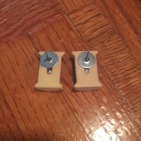 🍿TRADED🍿cutest spools of thread vintage earrings - Picture 3 of 9
